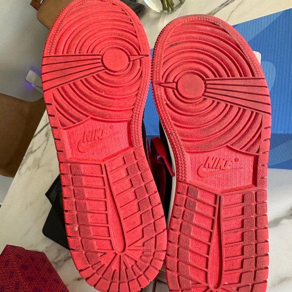 6.5Y Jordan 1's Red/Black - Picture 3 of 7
